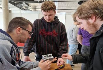 hallgatók az ImpactLab-Makerspace laborban